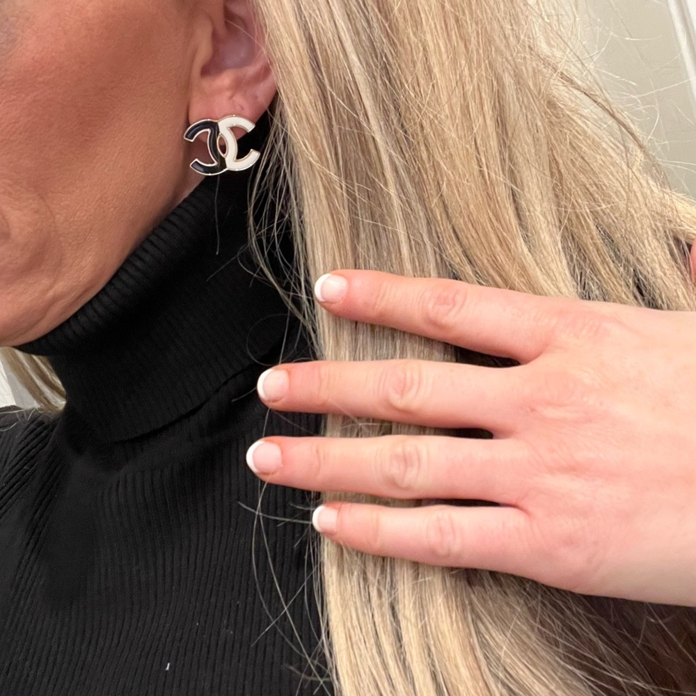 ❌SOLD❌CHANEL 23C Black & White XLarge CC logo stud earrings NEW w/TAGS & RECEIPT - Picture 6 of 13
